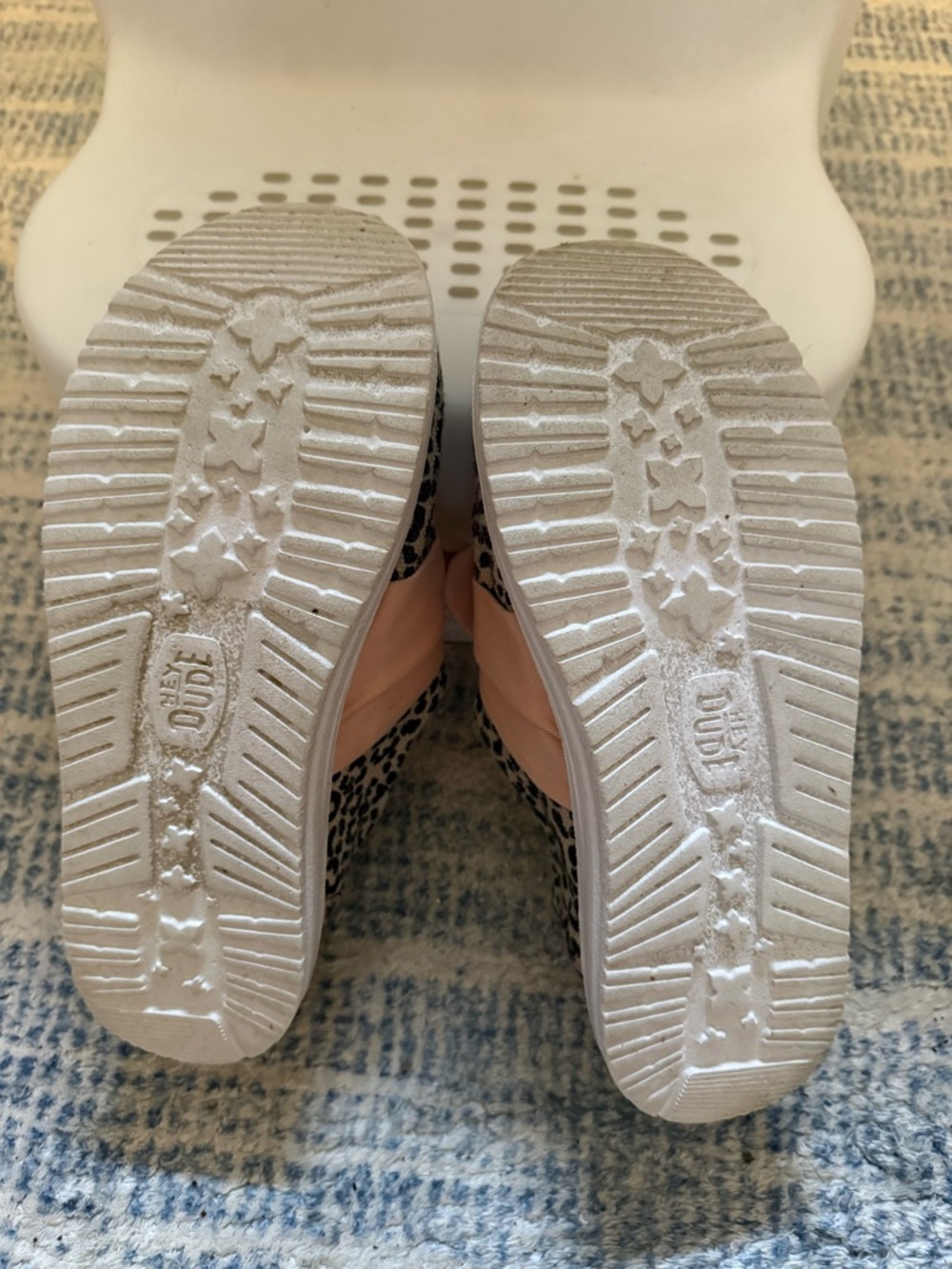 Hey Dude Girls' Leopard Slip-On Sneakers with Pink Bow Accent size 4 - Picture 3 of 3